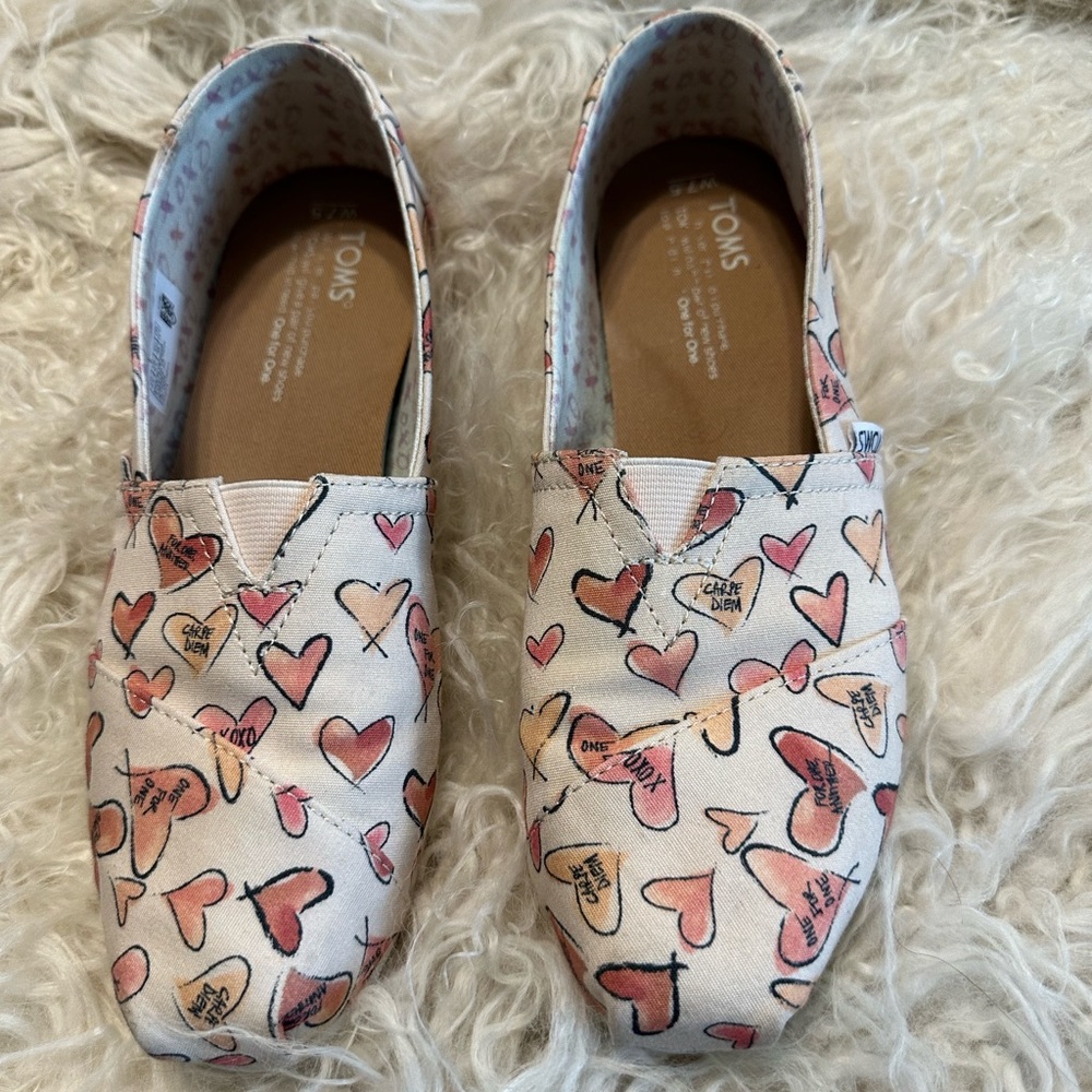 Toms Watercolor Heart Canvas size 7.5!  Super cute!  Still has original box!